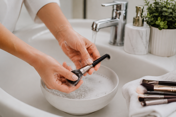 Make-up kwast schoonmaken in badkamer